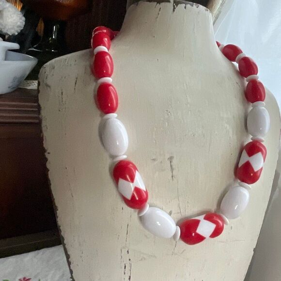 Vintage red & white chunky 80’s beaded necklace. - Picture 1 of 7